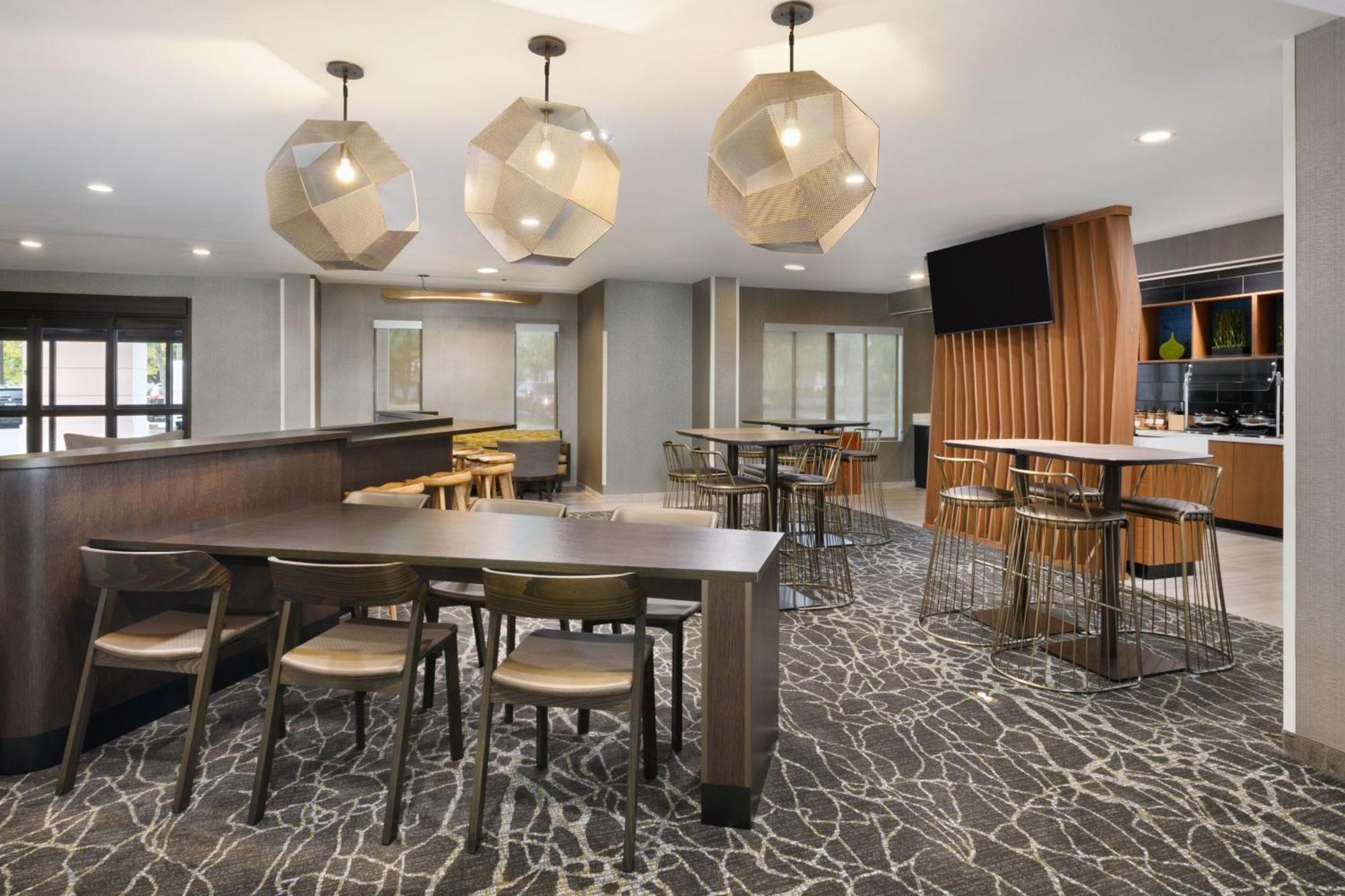 Springhill Suites Нюнан Екстериор снимка