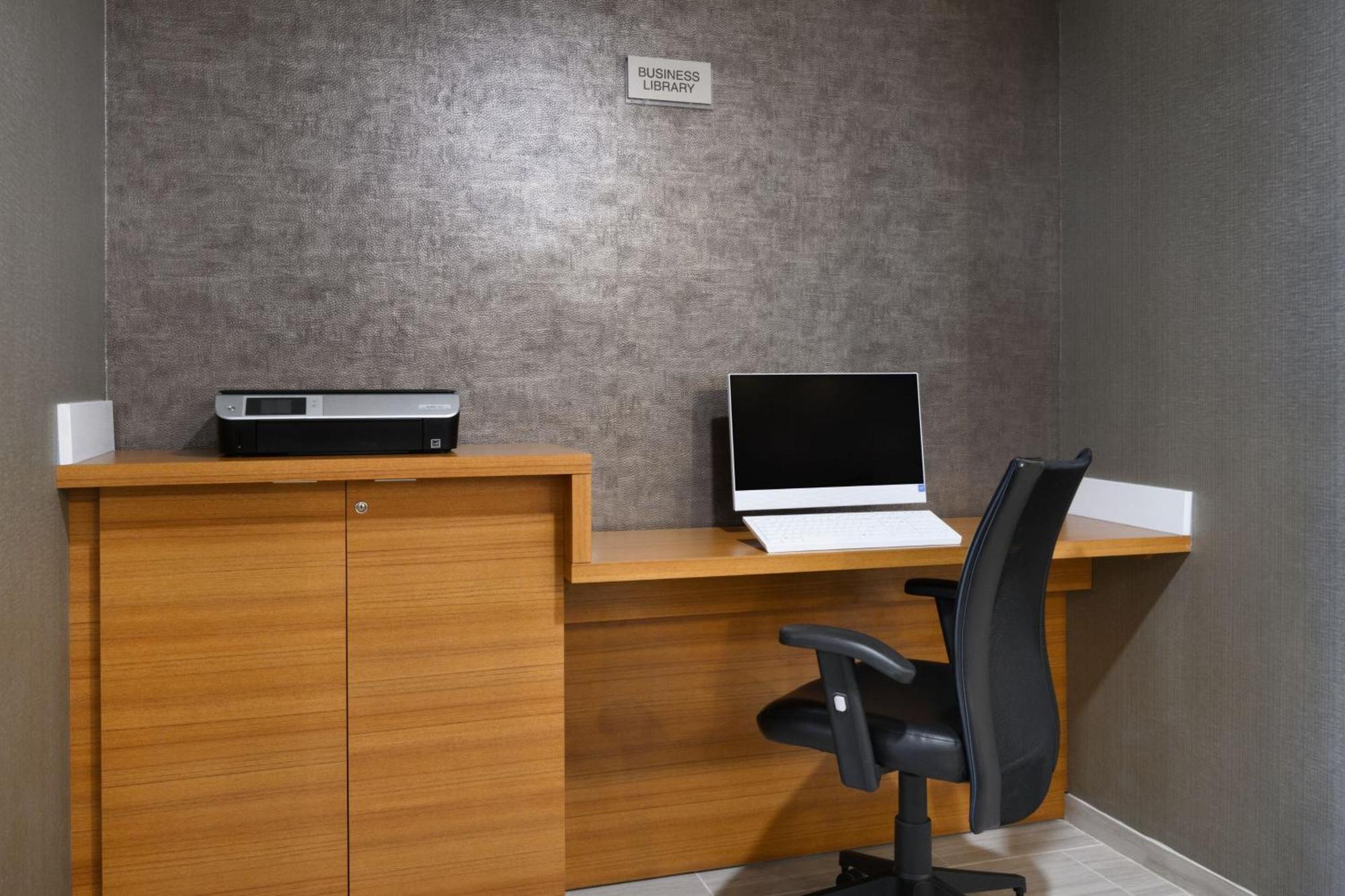 Springhill Suites Нюнан Екстериор снимка