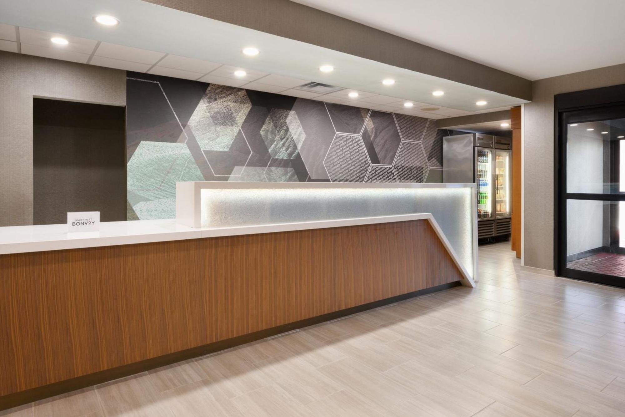 Springhill Suites Нюнан Екстериор снимка
